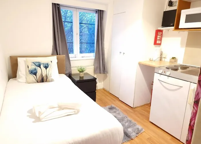 F22-Compact 4Th Flr Studio Fits 1- Near Paddington Station