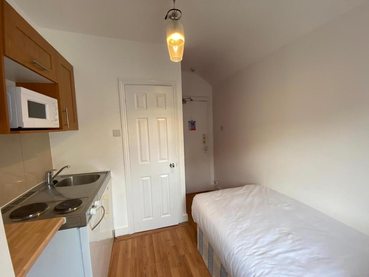 F22-compact 4th Flr Fits 1- Near Paddington Station *